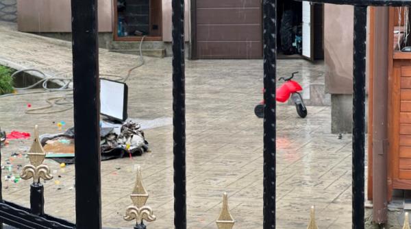 Tragedie în Dâmbovița: O femeie s-a încuiat în cameră împreună cu copilul de 5 ani și a dat foc intenționat