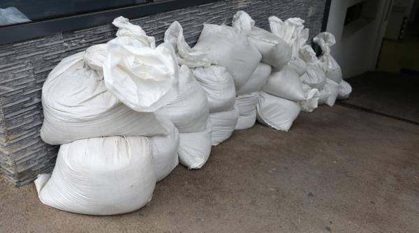 Au fost furați saci de nisip puşi pe străzile din Constanța împotriva inundaţiilor. Primăria îi roagă pe oameni să-i aducă înapoi