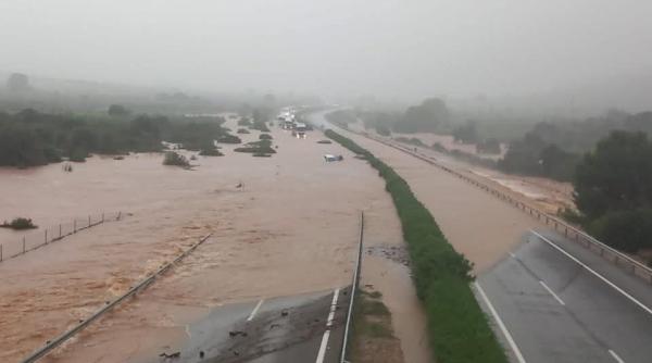 Cod roșu de ploi puternice în Spania. Autostradă complet inundată, viituri în mai multe localități