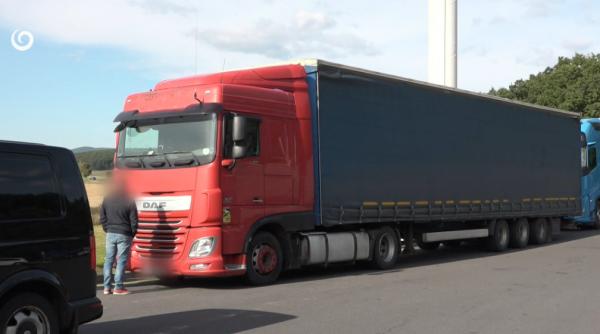 Un șofer român și-a tăiat prelata camionului într-o benzinărie din Slovacia, apoi a sunat la poliție să anunțe că a fost furat