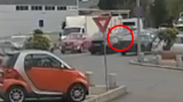 Tânărul care a spulberat pe trecere o mamă cu copilul în căruț spune că a pus frână, dar nu s-a oprit mașina