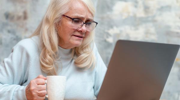 Femeie de 61 de ani, lăsată fără 200.000 euro de un escroc sentimental pe care l-a cunoscut pe Internet