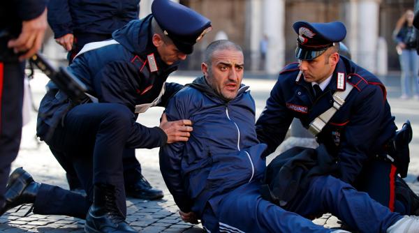 Un român din Italia dădea spargeri doar cu buletinul la el. Ce urmărea de fapt 