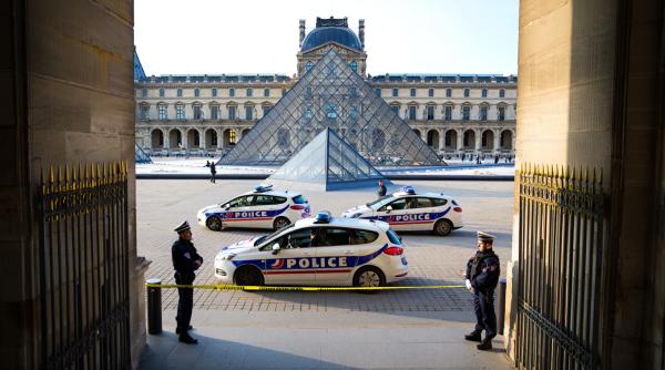 Jaf ca în filme la muzeul Luvru din Paris. Hoții au plecat cu bijuteriile lui Napoleon 