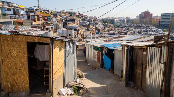 Locuitorii din Barcelona se plâng că barăcile ilegale ale românilor din "inima orașului" au inclusiv panouri solare