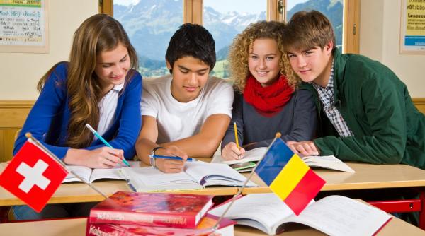 Model uimitor în Elveția: Inspectoratele locale promovează cursurile de limbă română și școlile iau în considerare nota acordată