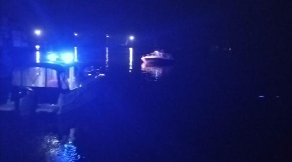 Accident naval pe Dunăre, la Galați. O ambarcaţiune cu doi adulţi şi un copil a lovit o barjă