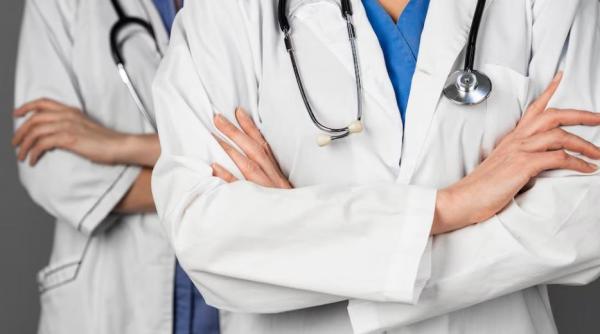 Ce țară scoate medici mai buni: România sau Italia? O dezbatere aprinsă între studenți