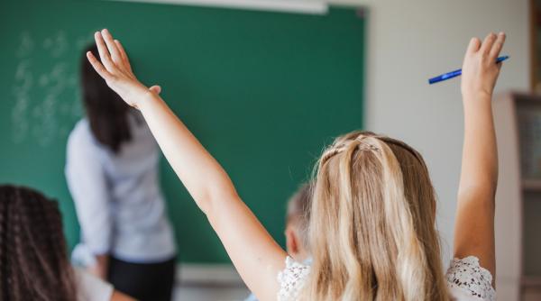 Copiii români din UK pot obține certificat oficial de cunoaștere a limbii române, eliberat de Universitatea Babeș-Bolyai