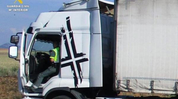 Șofer român de TIR, urmărit de poliție pe autostradă în Spania. Alți șoferi au sunat speriați la 112