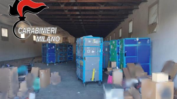 Trei români din Italia ascundeau într-un depozit 2.000 de colete Amazon furate