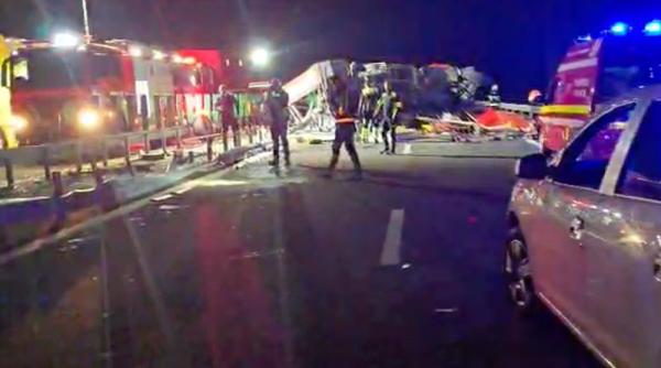 Mașină de pompieri, răsturnată pe autostradă, în drum spre intervenție 