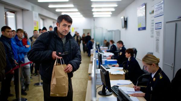 Român, reținut după ce a intrat cu punga plină de produse în biroul de la imigrări. Voia să dea și o "atenție" în bani