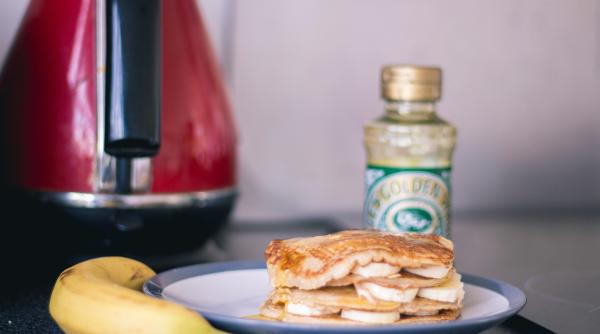 Clătite cu ciocolată și banane - o gustare ieftină și delicioasă pentru weekend