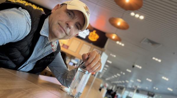 Dan Negru, revoltat de prețurile din aeroport: „România, țara unde și apa potabilă e un lux”