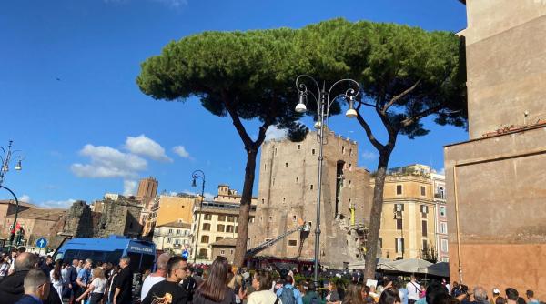 Doi români afectați de prăbușirea parțială a turnului medieval din Roma. Anunțul MAE