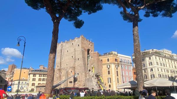 EXCLUSIV - Unul dintre muncitorii români prinși sub dărâmături la Roma a fost scos teafăr. Un alt român a filmat momentul prăbușirii: "A fost panică generală"