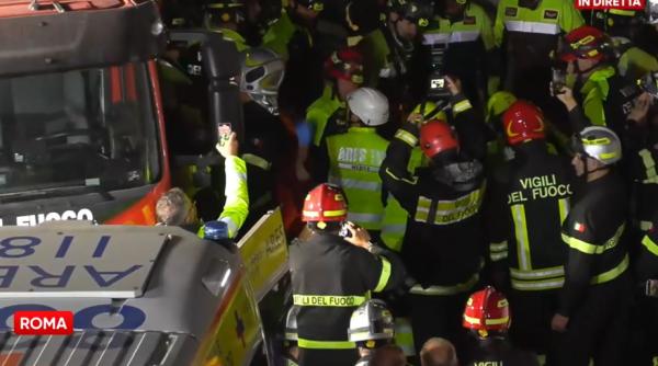 Muncitorul român care a stat ore întregi sub dărâmături, la Roma, a fost salvat. Oamenii au aplaudat intervenția