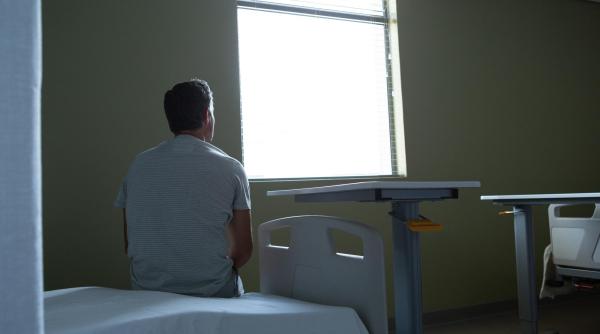 Un zidar din Spania care a suferit un atac de cord a fost concediat pe WhatsApp. Instanța i-a dat 5.000 de euro despăgubiri