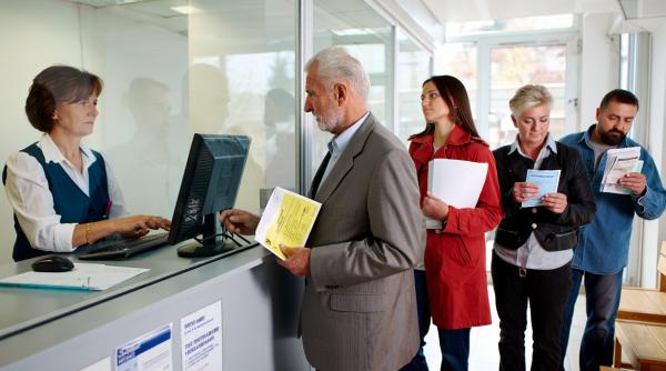 O angajată de la o firmă de salubrizare din Arad a cheltuit toți banii încasați ai clienților 