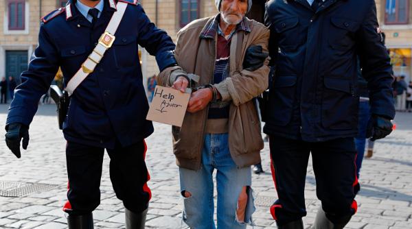 Câți bani au găsit carabinierii la un cerșetor român din Italia. Avea buzunarele pline 