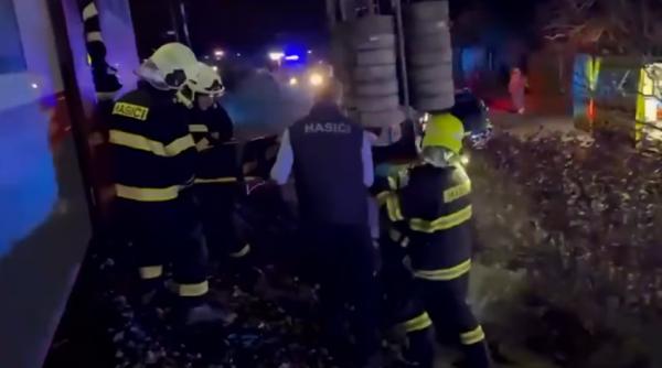 Două trenuri s-au ciocnit în vestul Slovaciei. Sunt zeci de raniți