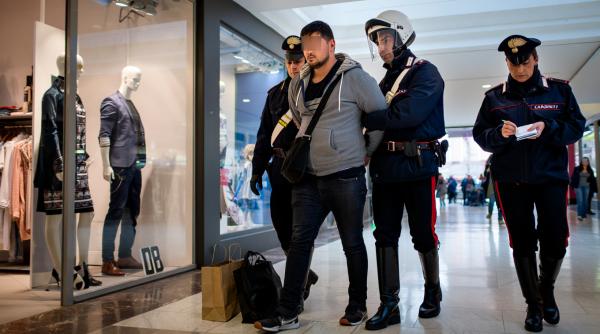 Ce pedeapsă a primit un român din Italia, prins cu două perechi de șosete furate din mall