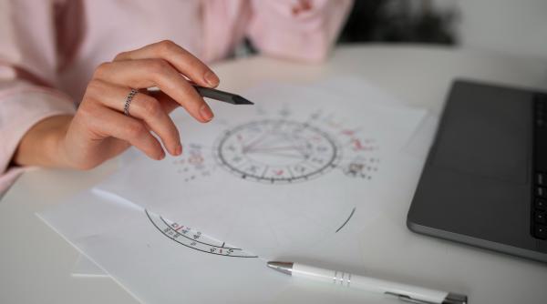 Horoscop 12 noiembrie 2025: Berbecii au o energie constructivă, bate vânt de schimbare pentru Vărsători - previziuni complete