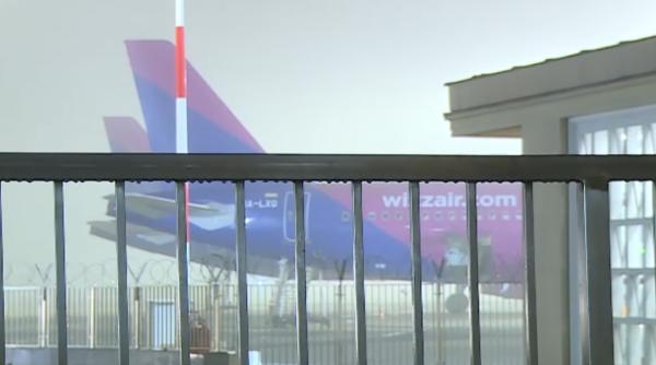 Incident pe aeroportul Băneasa. Flăcări sub o aeronavă Wizz Air imediat după aterizare