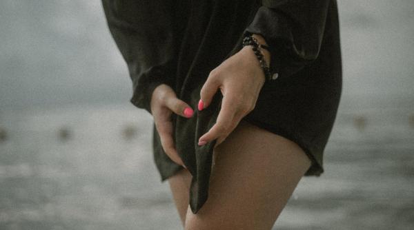 O tânără de 23 de ani obligată să se prostitueze s-a sinucis în Austria. Doi suspecți reținuți de DIICOT