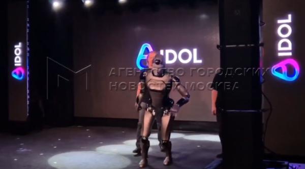 Primul robot umanoid din Rusia s-a făcut de râs în doar 15 secunde. A intrat pe muzica din Rocky și a căzut pe scenă - VIDEO