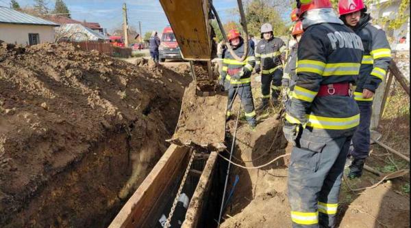 Situație dramatică în Prahova: Doi muncitori, prinși sub un mal de pâmânt de 5 metri