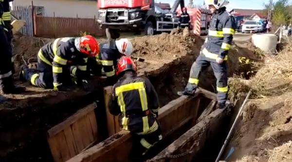Unul dintre bărbaţii prinşi sub malul de pământ surpat în Prahova a fost găsit decedat