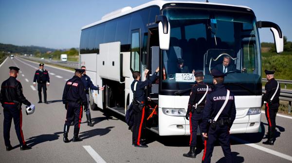 Româncă de 57 de ani din Italia, dată jos din autocarul spre țară și arestată 