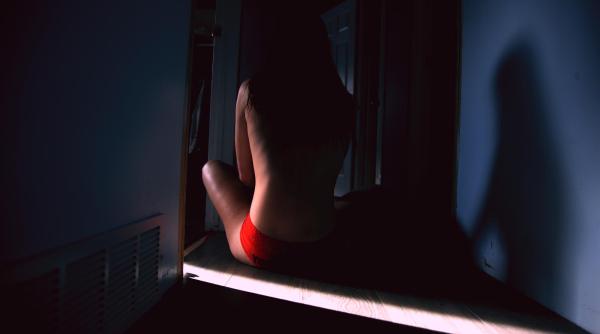 Trei români coordonau o rețea de peste 20 de prostituate în Anglia. Cu banii încasați cumpărau apartamente în țară