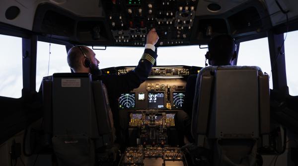 Un bărbat și-a falsificat diploma, apoi a pilotat timp de mai mulți ani avioane de pasageri în Europa