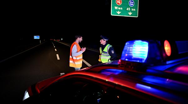 Ce a pățit un șofer român de TIR, prins de poliție în Austria, în timp ce traversa pe jos autostrada 
