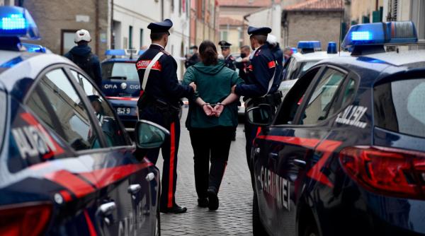 Româncă de 34 de ani, arestată în Italia după ce a încercat să-și incendieze vecinii, inclusiv un bebeluș de 12 luni