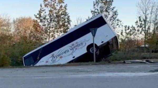 Accident în Italia: Un autobuz cu 20 de elevi a ajuns în șanț după impactul violent cu o mașină. O femeie e în stare critică