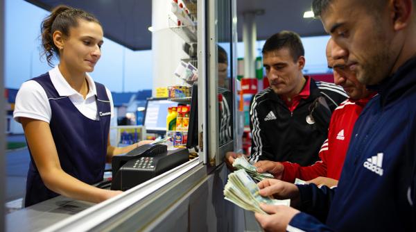 Hohote de râs la proces. Ce le-a spus judecătorul unor români din Germania care au vrut să achite cu bani de recuzită la o benzinărie