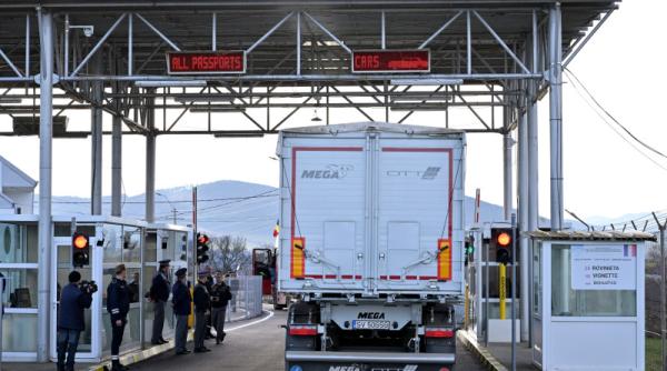 Camion plin cu arme de foc şi muniţii, depistat la trecerea frontierei cu România. Două persoane reținute