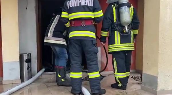 Incendiu la un bloc: 152 de persoane evacuate şi 17 români transportați la spital