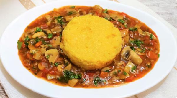 Tocăniță de ciuperci cu mămăligă - preparatul simplu care cucerește românii în Postul Mare