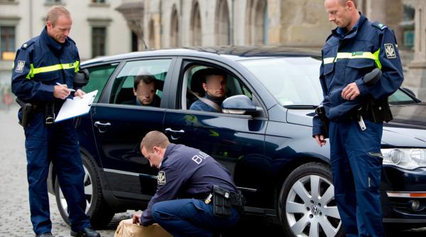 Doi români, arestați în Elveția pentru o pâine dintr-un pachet. Ce au găsit polițiștii când au rupt din ea