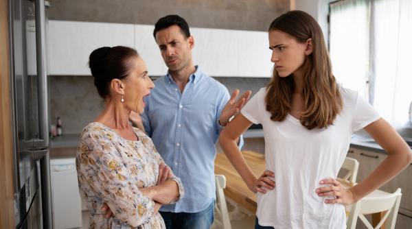 Fiica și-a reclamat mama la poliție că îi caută soțul la serviciu. Femeia din Hunedoara nu mai are voie să se apropie