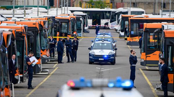 Flotă de autobuze, blocată la depou în Italia. Hoții le-au furat catalizatoarele