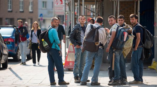 Cât câștigă zilierii români din Germania, care se adună zilnic în același loc și așteaptă să fie luați la muncă