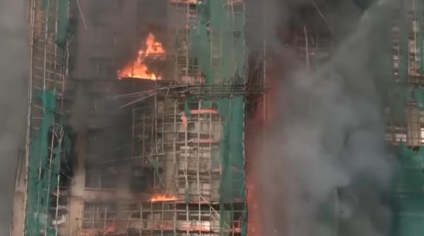 Bilanţul incendiului devastator din Hong Kong a ajuns la cel puţin 55 de morţi. Trei persoane arestate