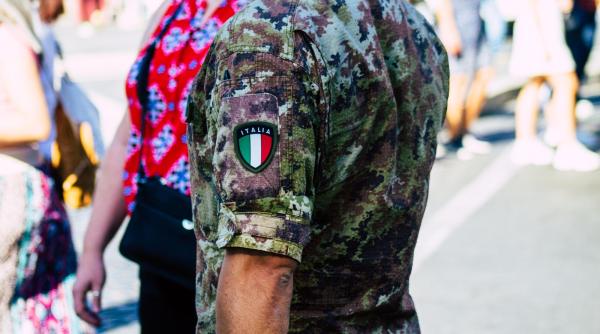 Italia ia în calcul revenirea la serviciul militar. Iată propunerea ministrului Apărării