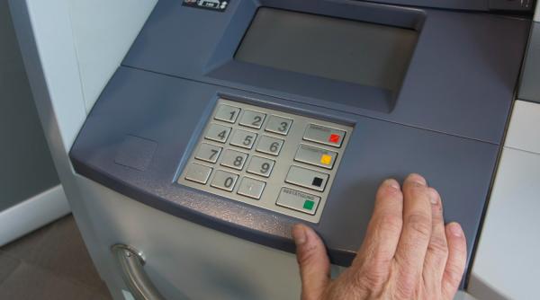 Trei români, condamnați la închisoare în Olanda pentru furt de carduri de la bătrâni vulnerabili